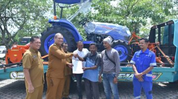 Jaga Produktivitas Pangan Daerah,Bupati Armia Serahkan 2 Unit Traktor Kepada Kelompok Tani